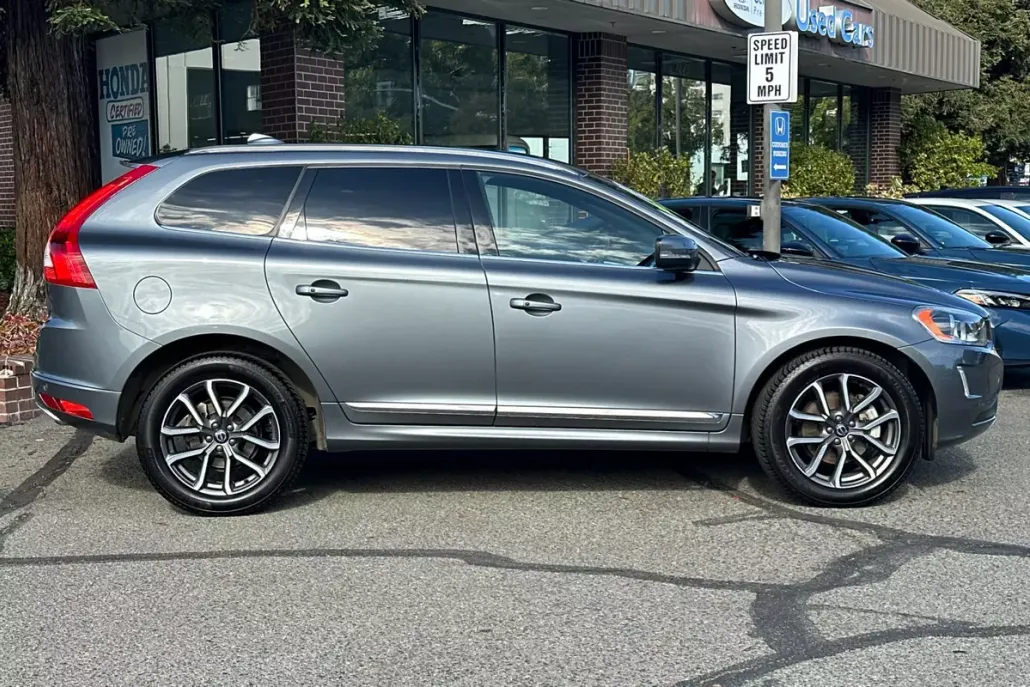 2016 Volvo XC60 T6 Drive-E photo 1