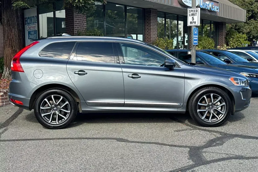 2016 Volvo XC60 T6 Drive-E photo 1