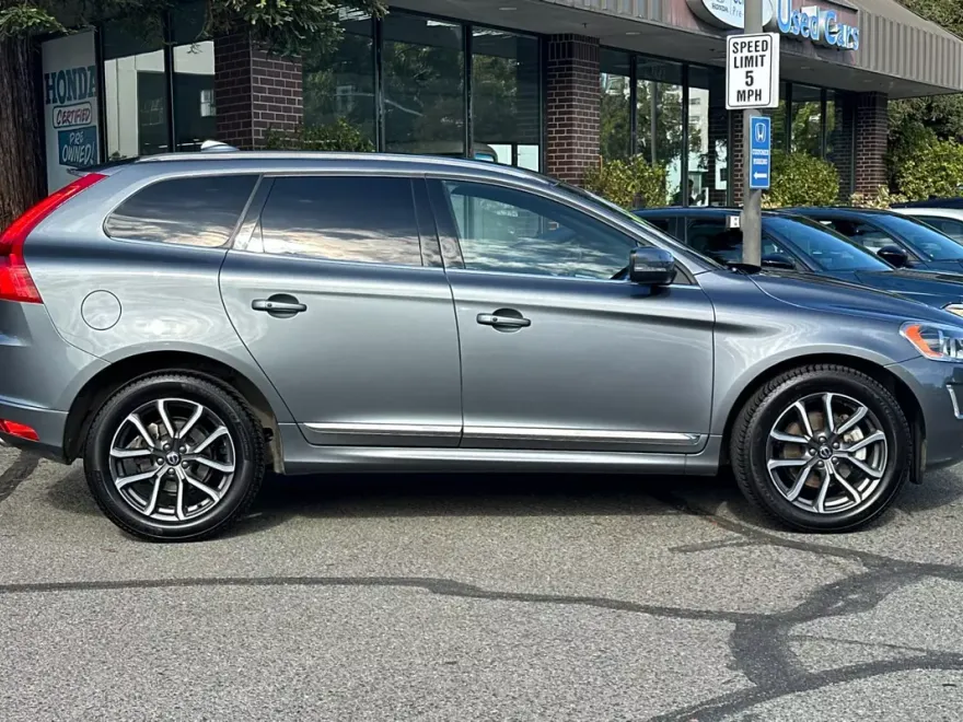 2016 Volvo XC60 T6 Drive-E photo 1