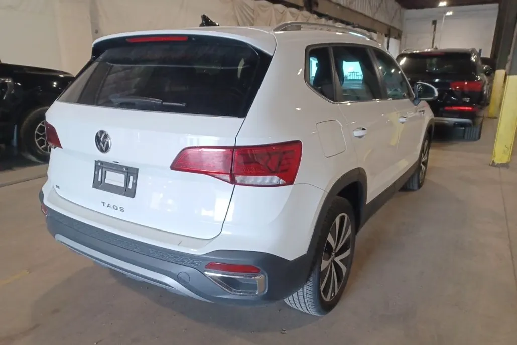 2024 Volkswagen Taos SE photo 1