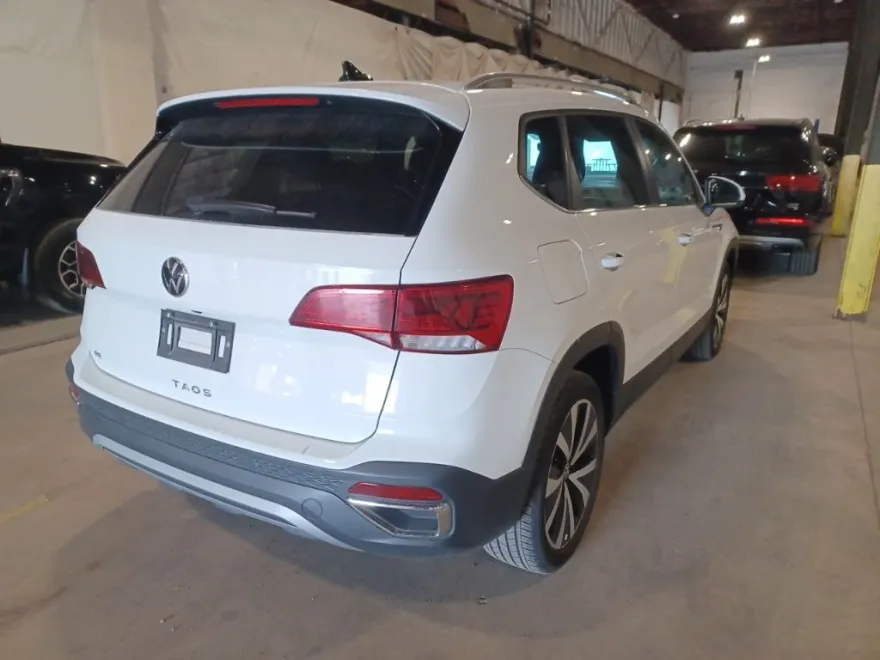 2024 Volkswagen Taos SE photo 1