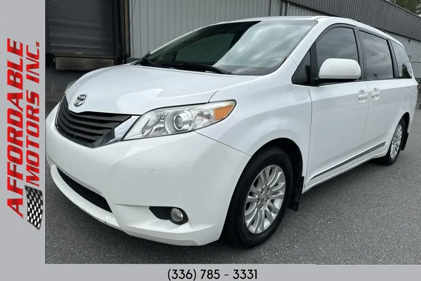 2013 Toyota Sienna XLE photo 1