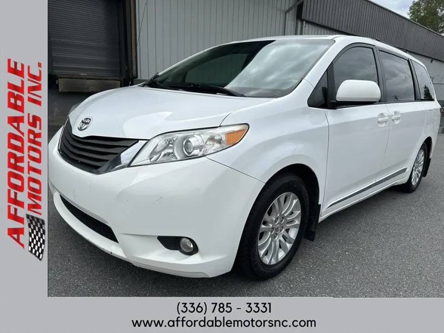 2013 Toyota Sienna XLE photo 1