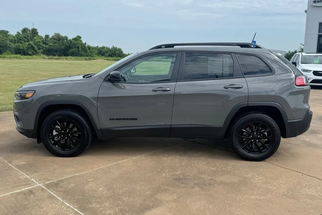 2023 Jeep Cherokee Altitude Lux photo 1
