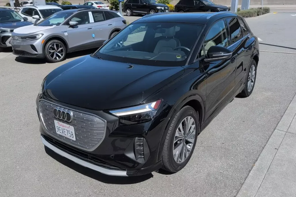 2023 Audi Q4 40 E-tron Premium photo 1