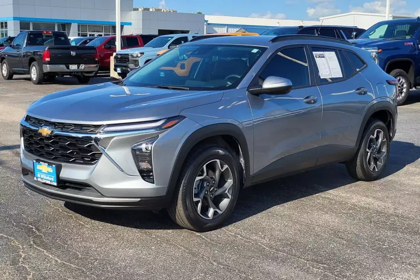 2024 Chevrolet Trax LT photo 1