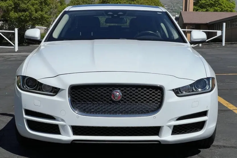 2017 Jaguar XE Premium photo 1