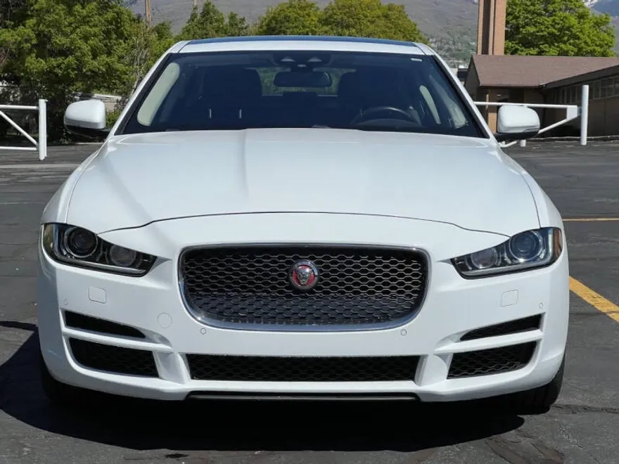 2017 Jaguar XE Premium photo 1