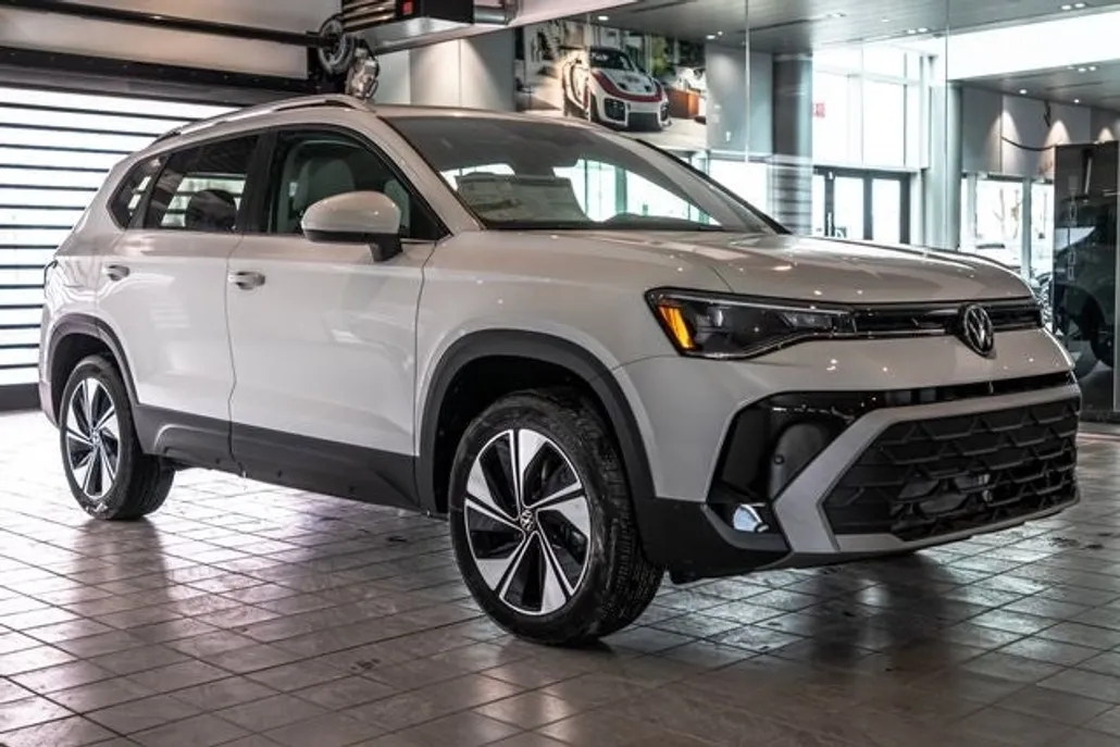 2025 Volkswagen Taos SE photo 1