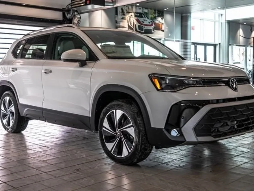 2025 Volkswagen Taos SE photo 1