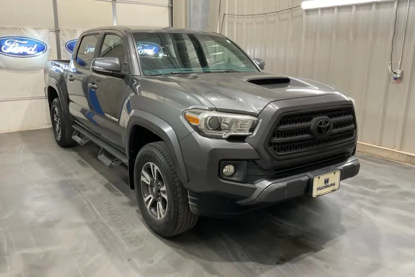 2016 Toyota Tacoma TRD Sport photo 1