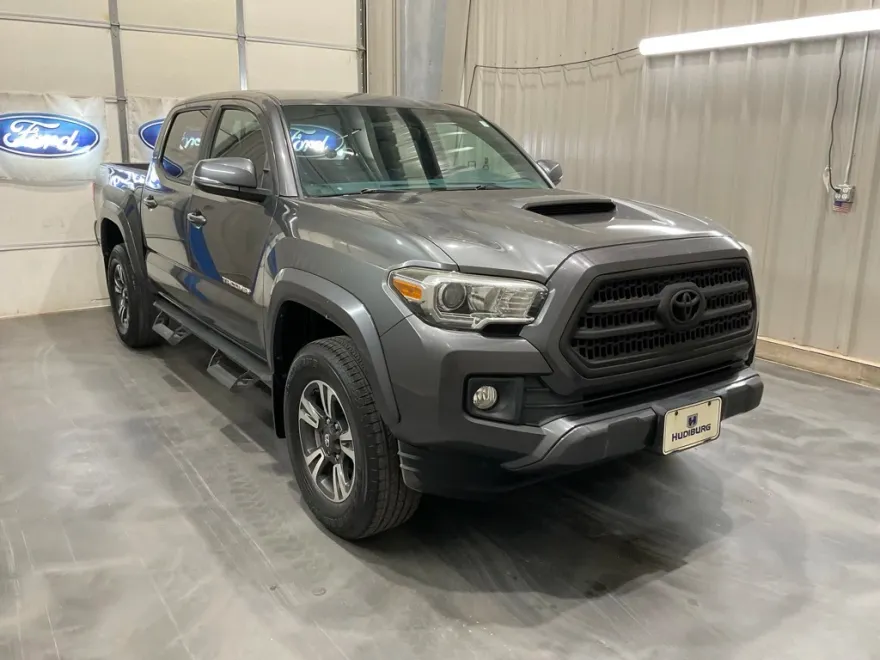 2016 Toyota Tacoma TRD Sport photo 1