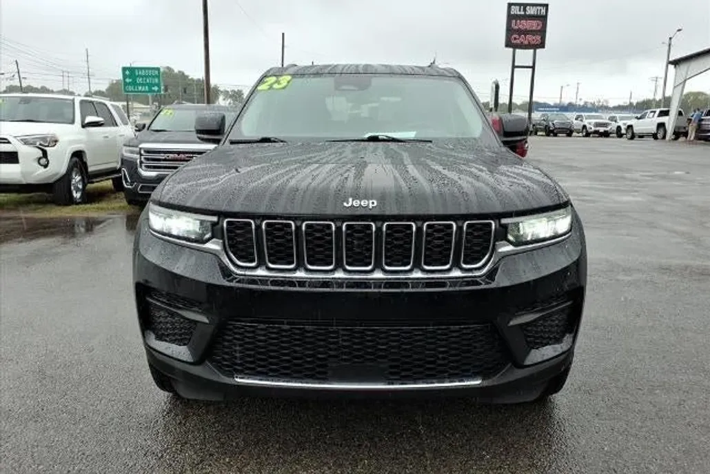 2023 Jeep Grand Cherokee Laredo photo 1
