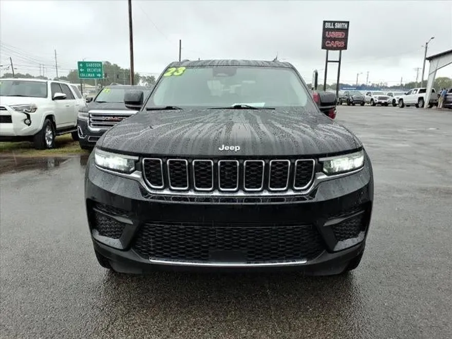 2023 Jeep Grand Cherokee Laredo photo 1