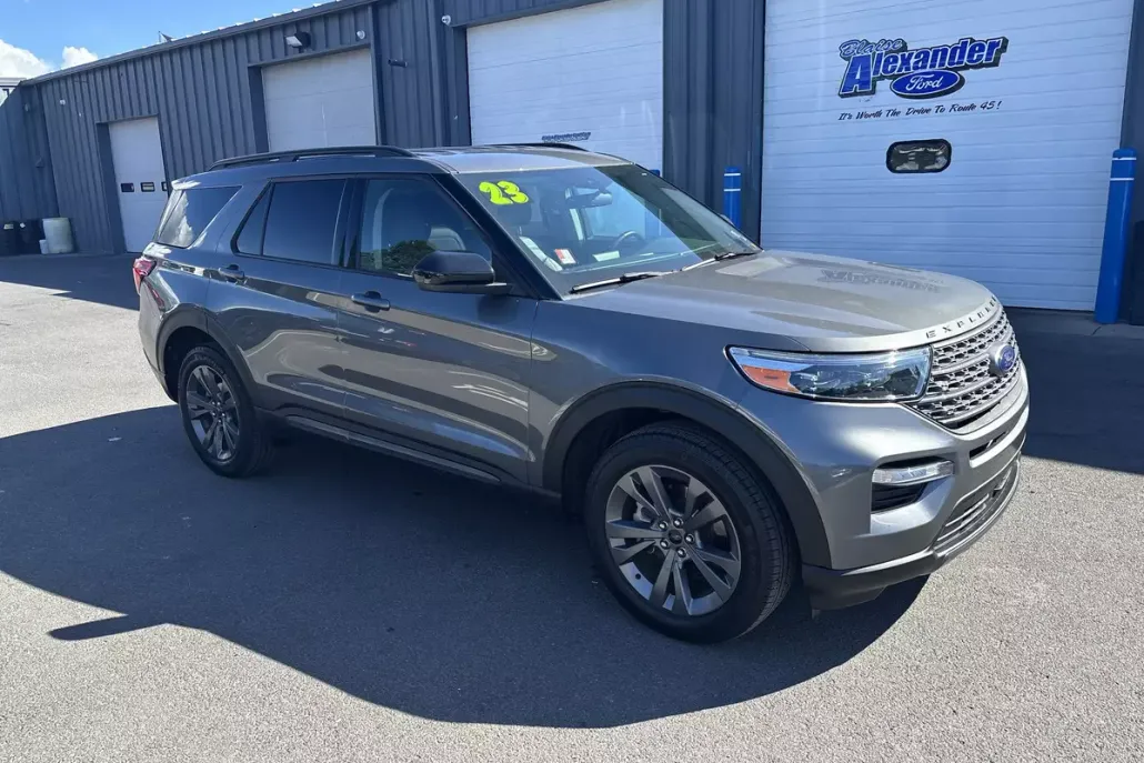 2023 Ford Explorer XLT photo 1