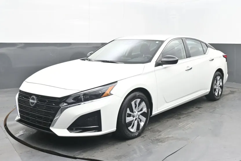 2025 Nissan Altima S photo 1