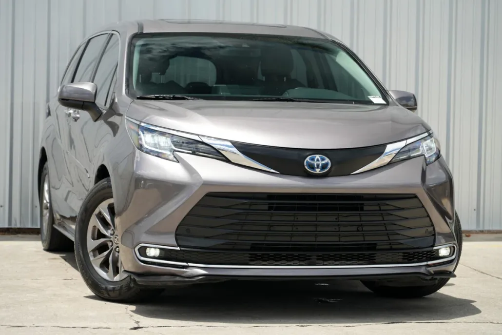 2021 Toyota Sienna XLE photo 1