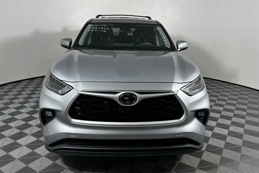 2023 Toyota Highlander LE photo 1