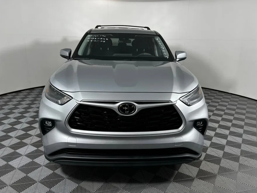2023 Toyota Highlander LE photo 1