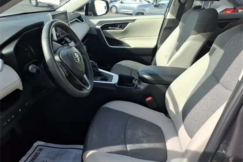 2023 Toyota RAV4 XLE photo 1