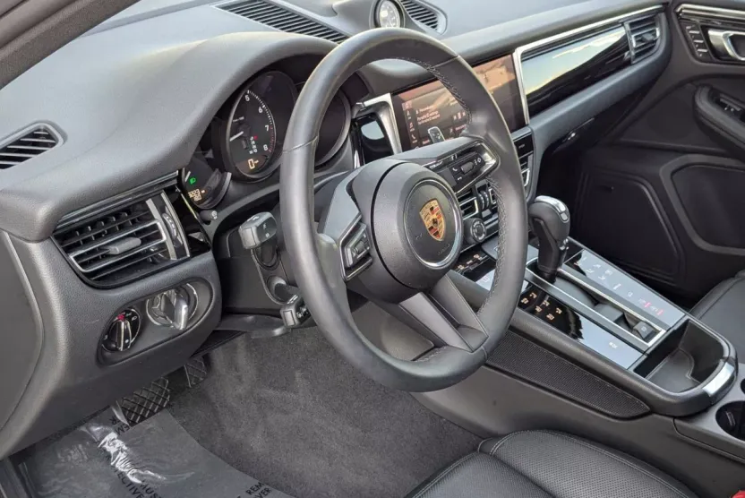 2025 Porsche Macan T photo 1