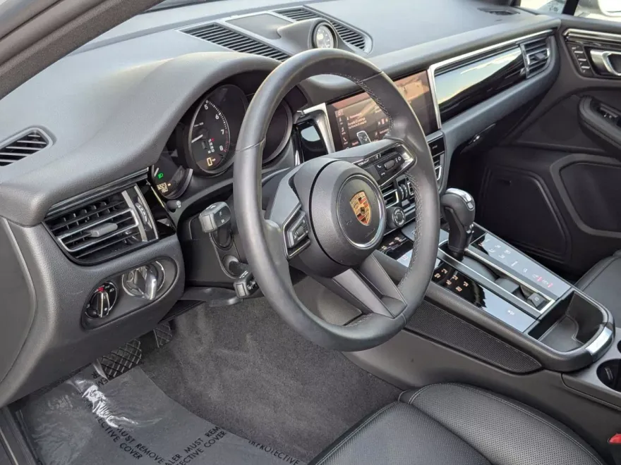 2025 Porsche Macan T photo 1