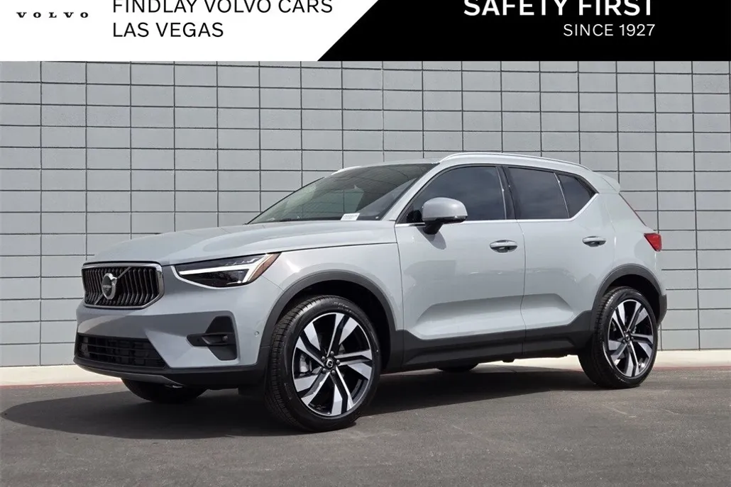 2025 Volvo XC40 photo 1
