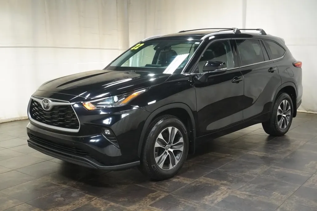 2022 Toyota Highlander XLE photo 1