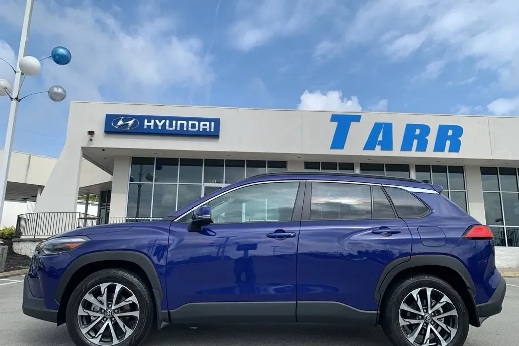2022 Toyota Corolla Cross XLE photo 1