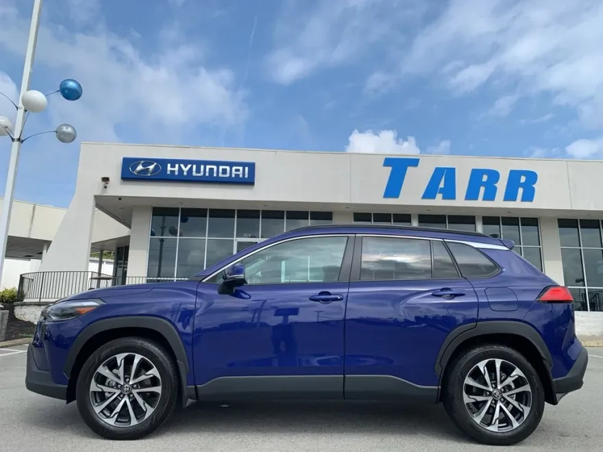 2022 Toyota Corolla Cross XLE photo 1