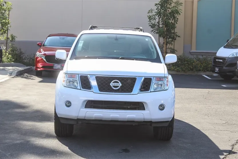 2012 Nissan Pathfinder SV photo 1