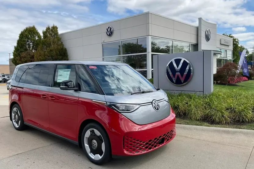 2025 Volkswagen ID. Buzz Pro Plus photo 1