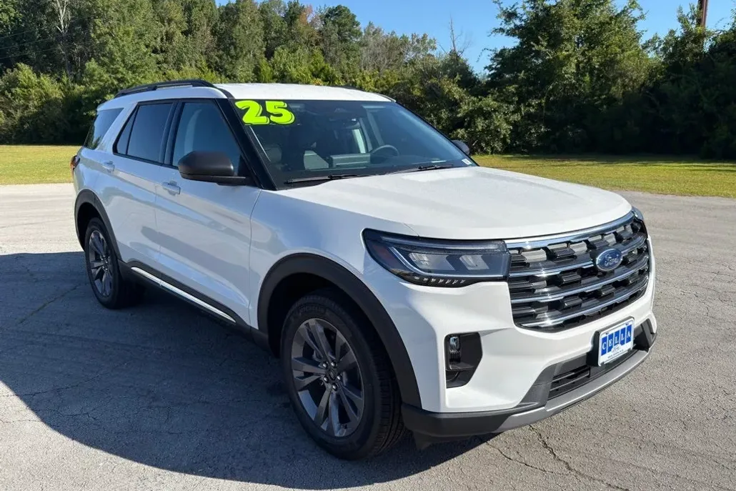 2025 Ford Explorer photo 1