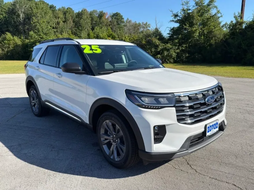 2025 Ford Explorer photo 1