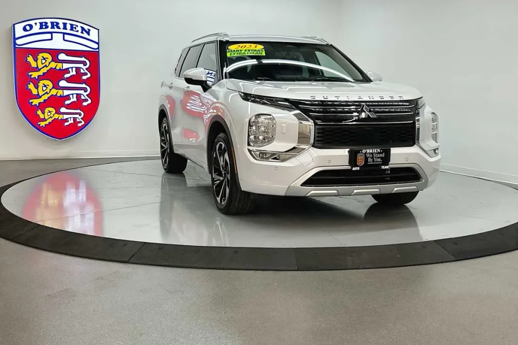 2023 Mitsubishi Outlander SEL photo 1