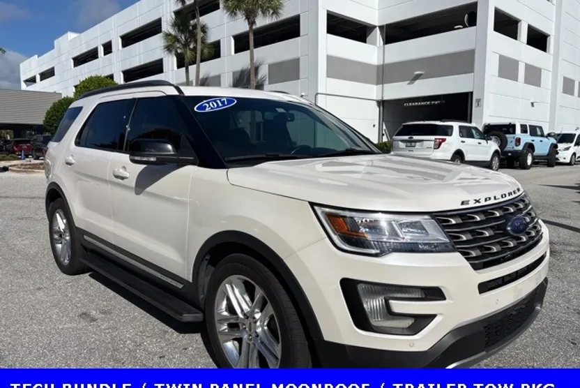2017 Ford Explorer XLT photo 1