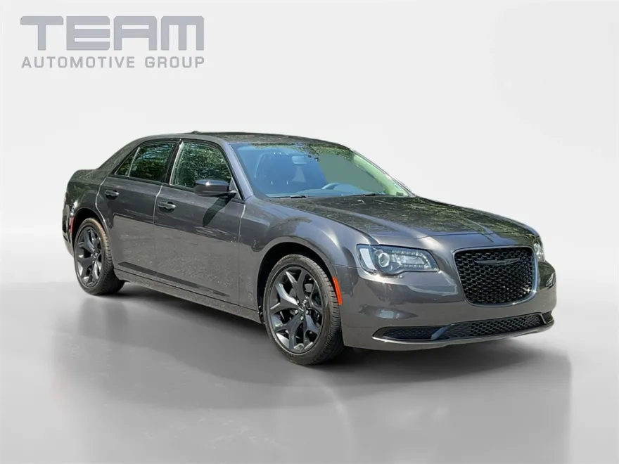 2023 Chrysler 300 Touring photo 1