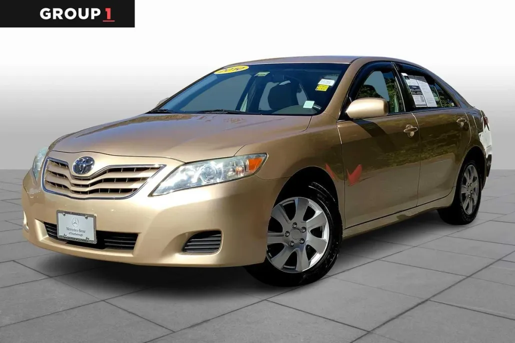 2010 Toyota Camry LE photo 1