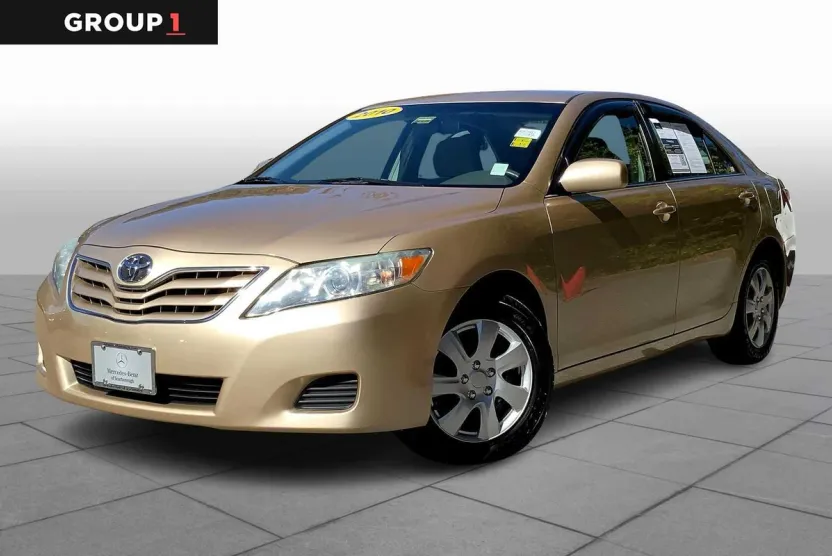 2010 Toyota Camry LE photo 1