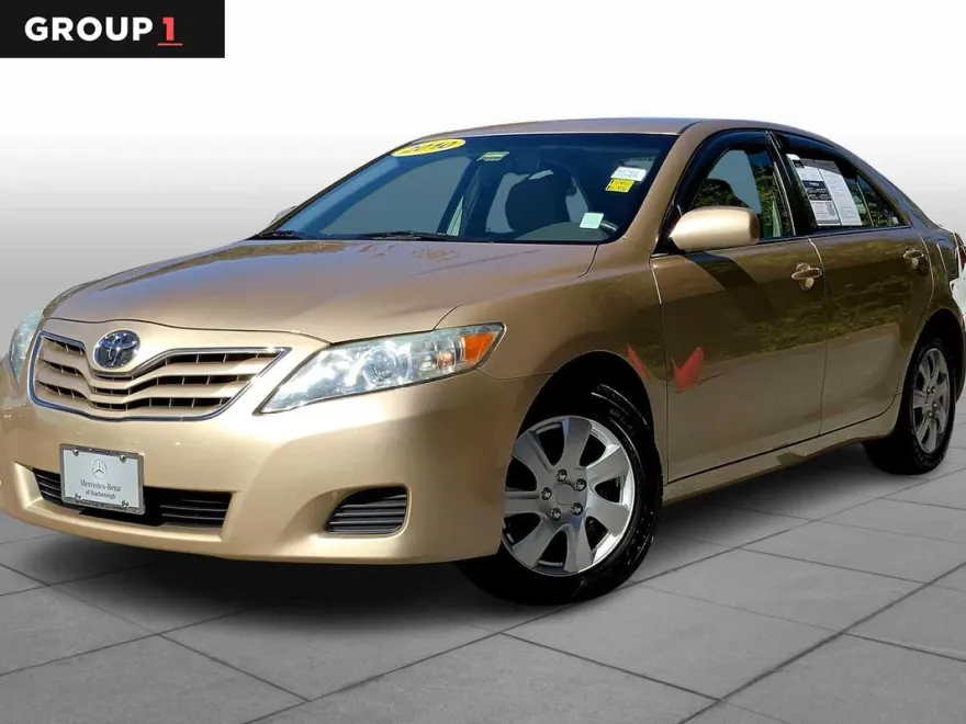 2010 Toyota Camry LE photo 1