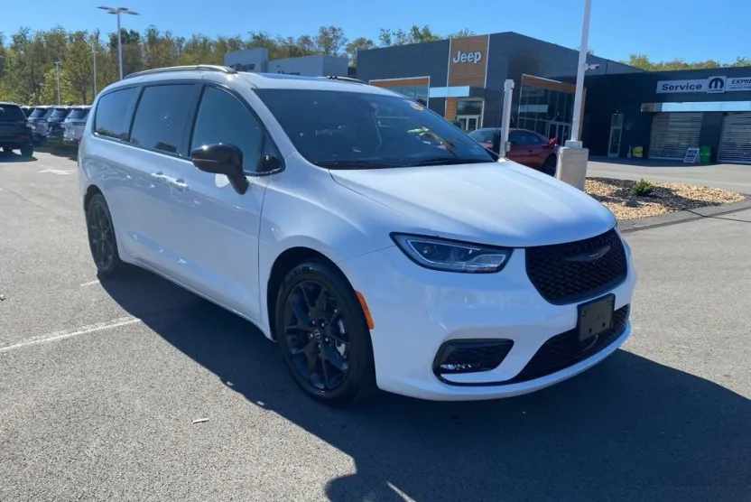 2025 Chrysler Pacifica Limited photo 1