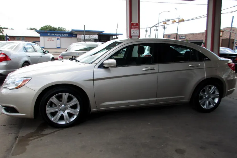 2013 Chrysler 200 LX photo 1