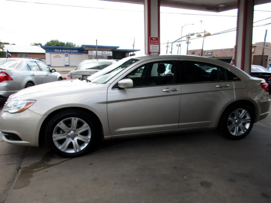 2013 Chrysler 200 LX photo 1