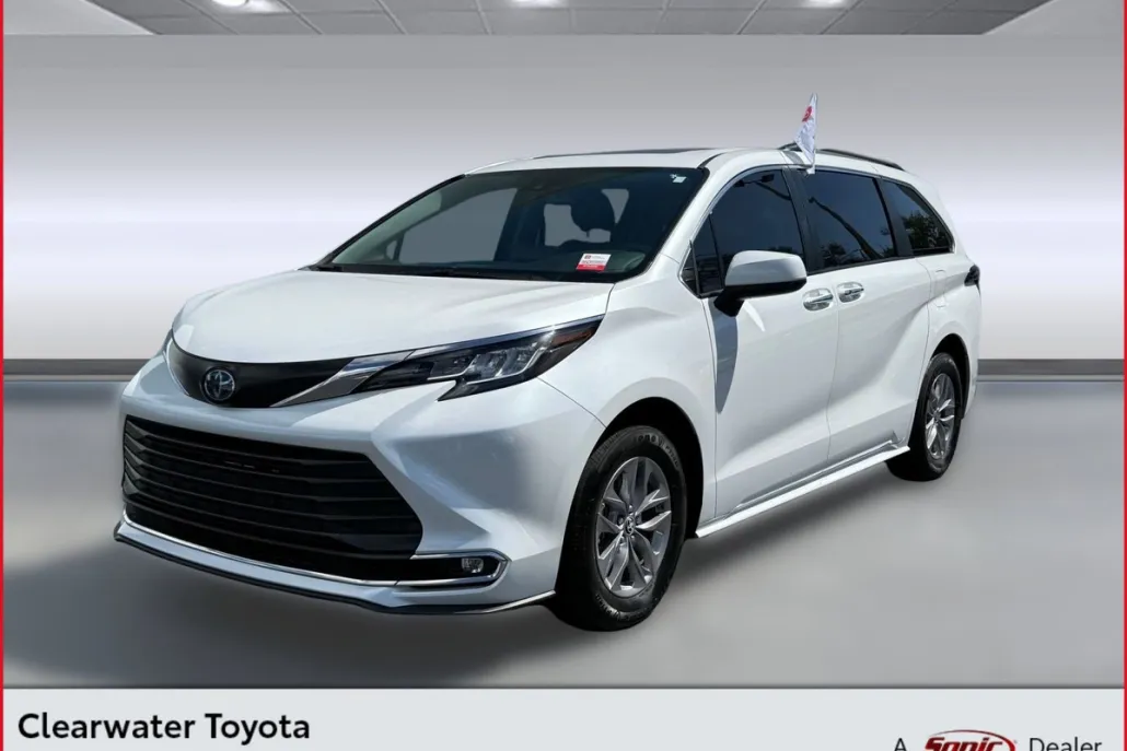 2023 Toyota Sienna XLE photo 1