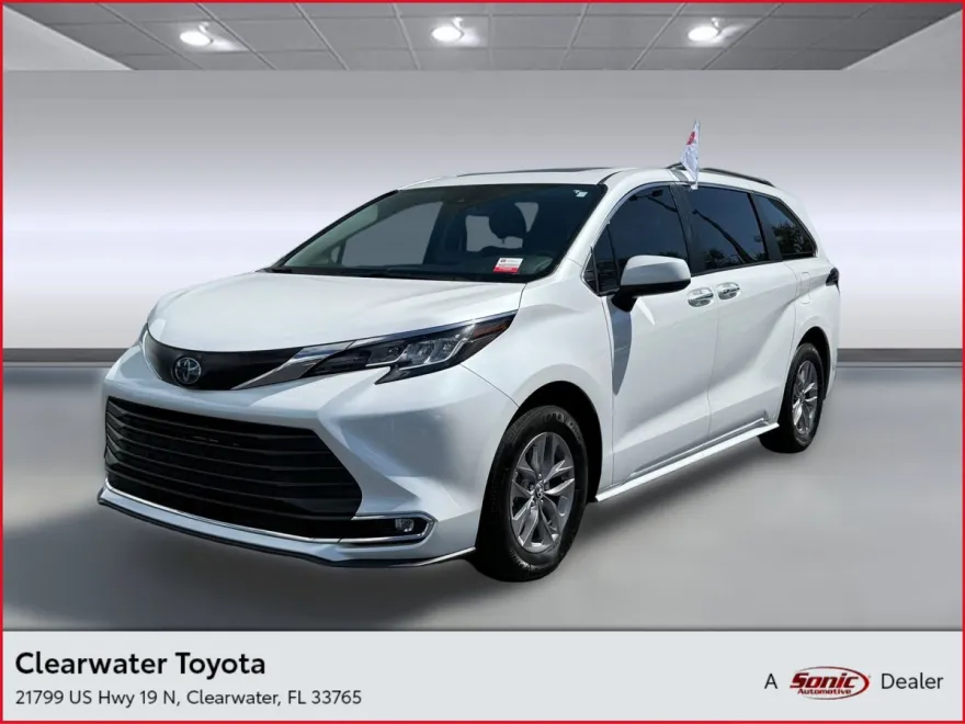 2023 Toyota Sienna XLE photo 1
