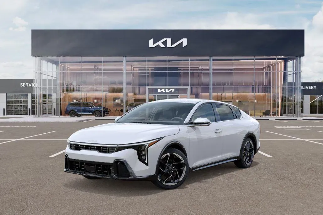 2025 Kia K4 GT-Line photo 1