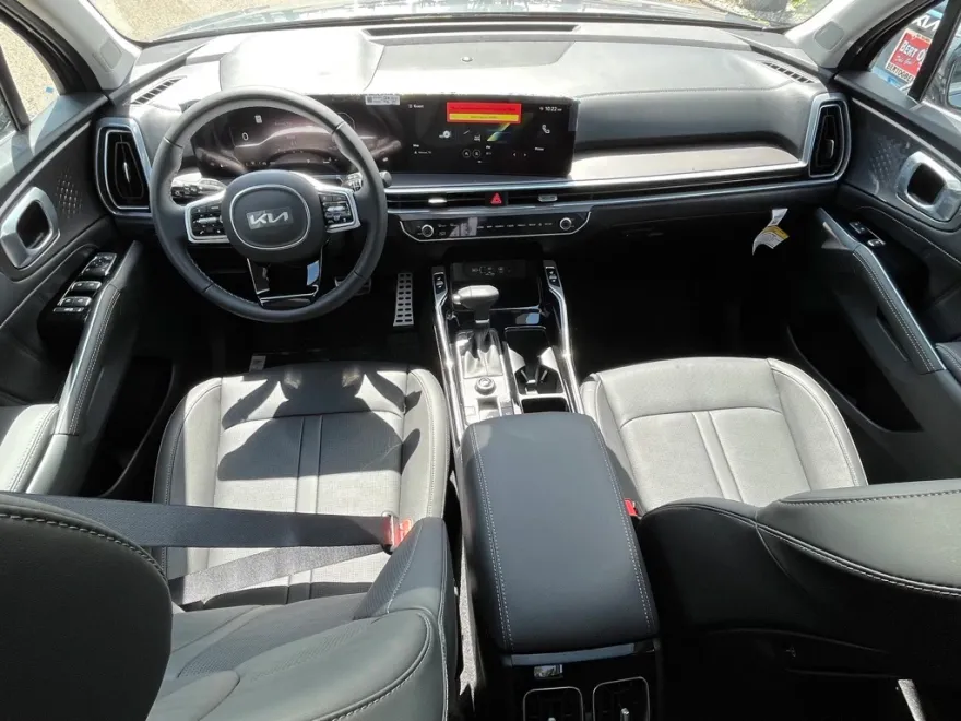 2025 Kia Sorento SX photo 1