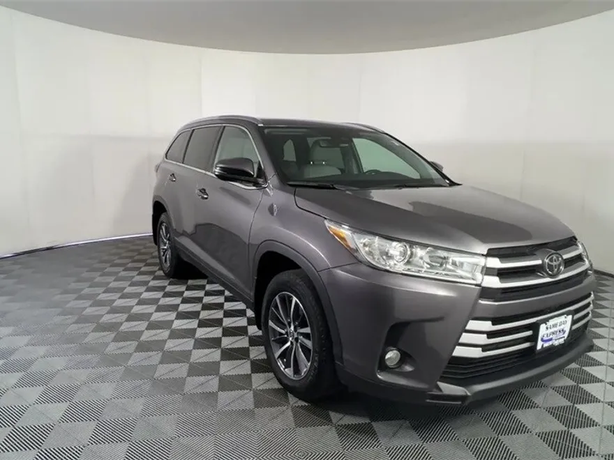 2019 Toyota Highlander XLE photo 1