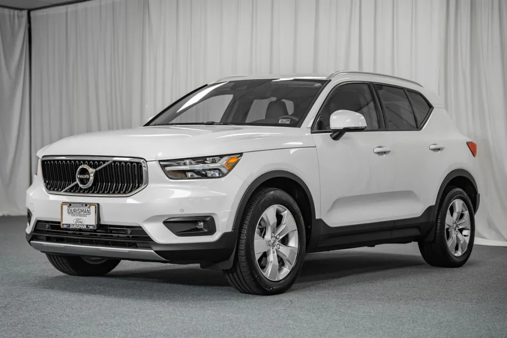 2021 Volvo XC40 Momentum photo 1