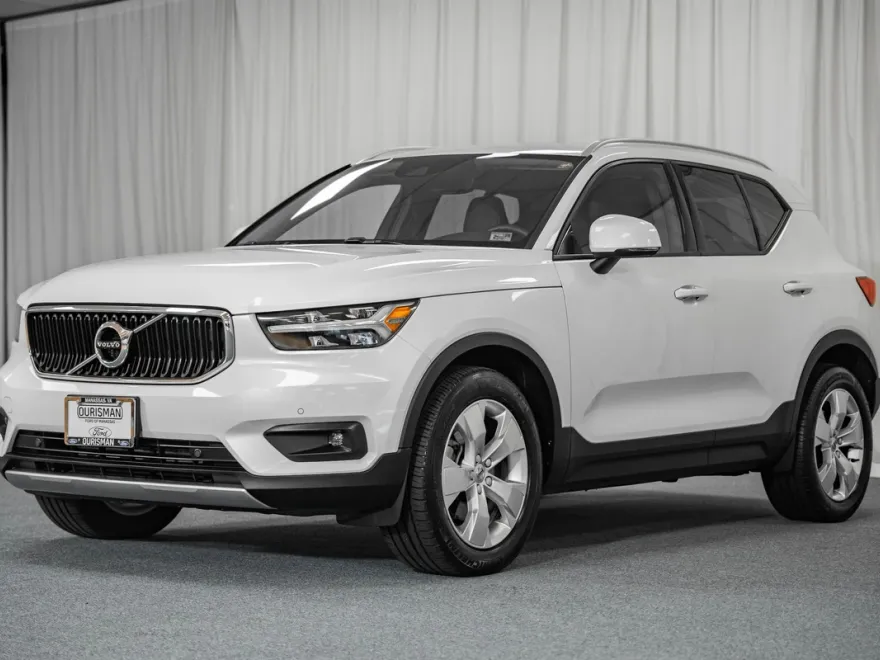2021 Volvo XC40 Momentum photo 1